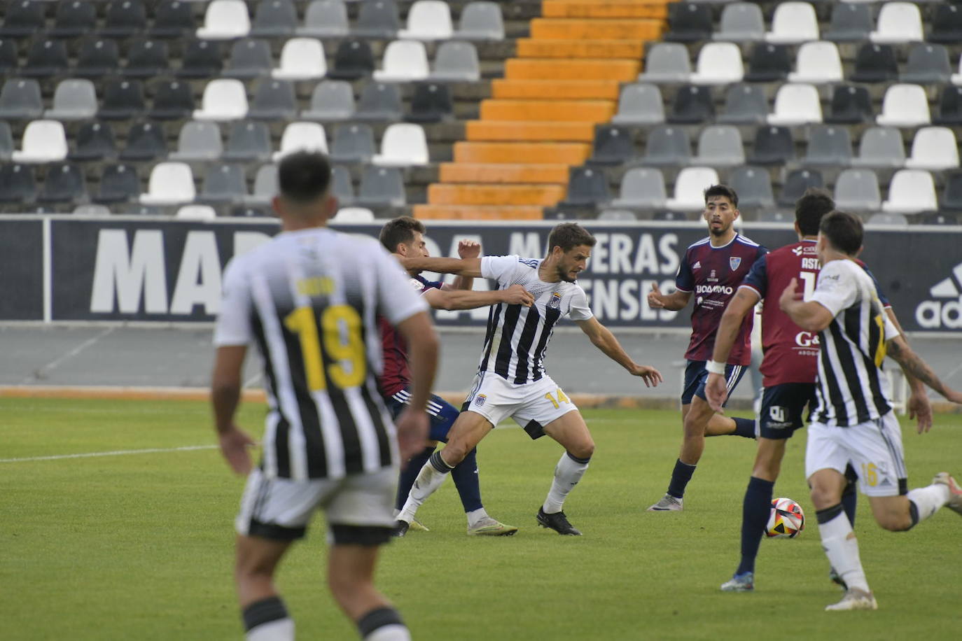 Imágenes del partido entre el Badajoz y G. Segoviana