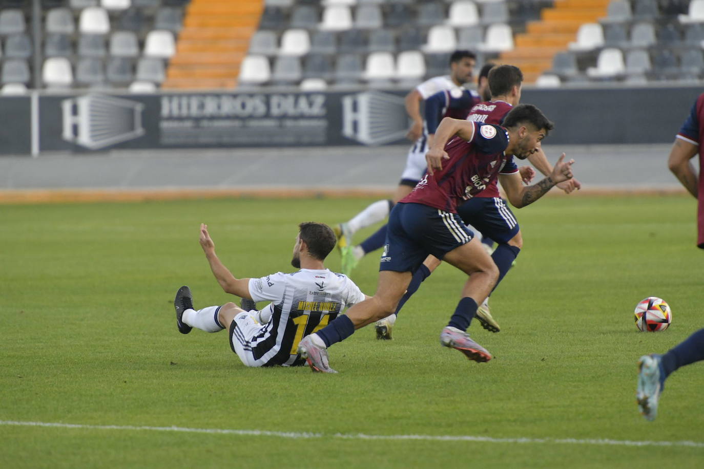 Imágenes del partido entre el Badajoz y G. Segoviana