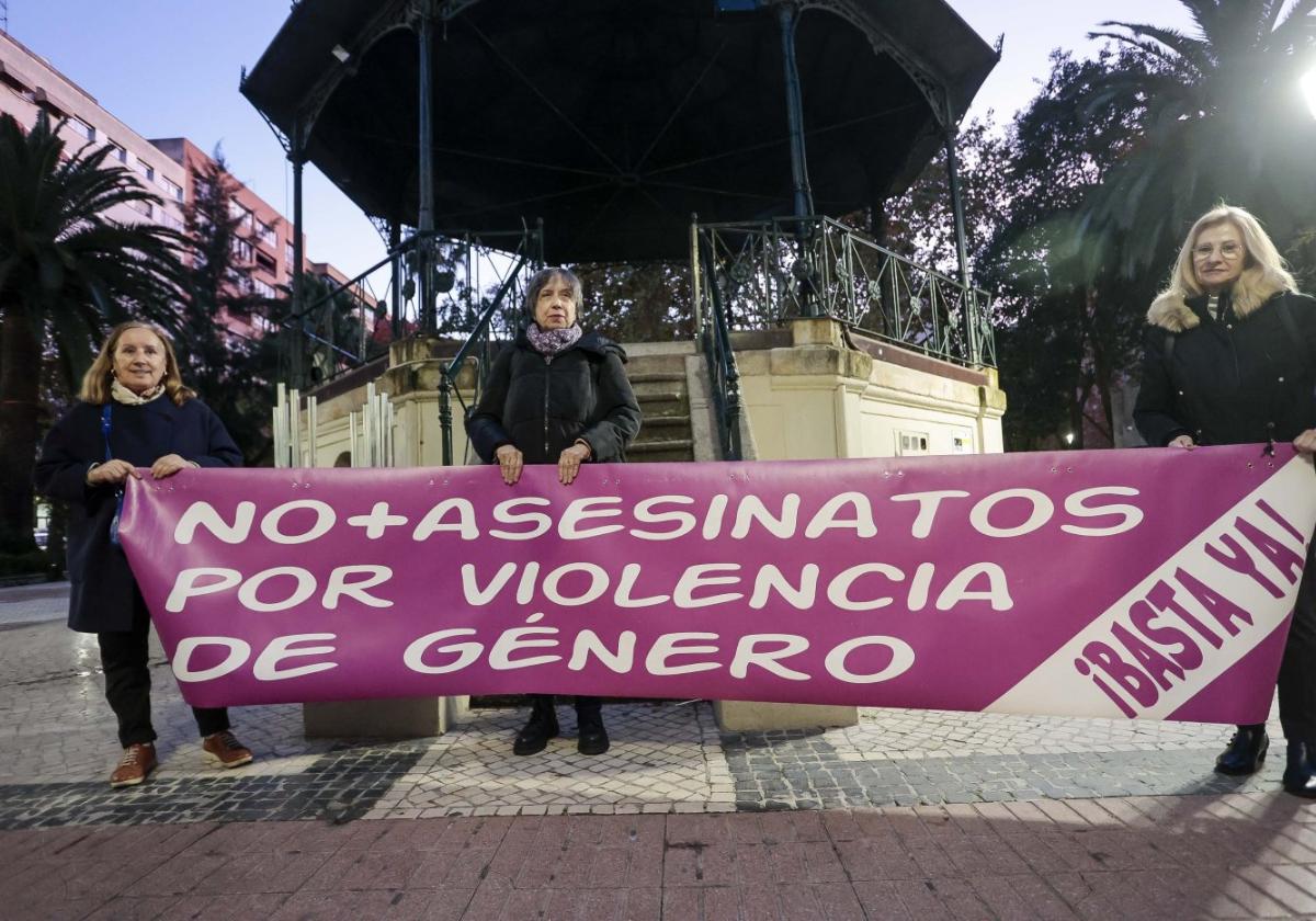 Casimira González, Mari Carmen Ruiz y Rosa Julián, de la plataforma Mujeres por la Igualdad de Cáceres.