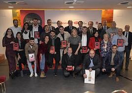 Foto de familia con los ganadores de la tercera edición de los premios En Salsa.