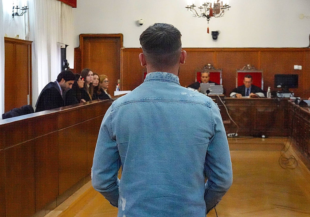El acusado al inicio del juicio que comenzó este martes en la Audiencia de Badajoz.