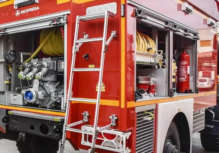 Los bomberos de Badajoz sofocan un incendio en una vivienda que calcina la zona del salón-cocina