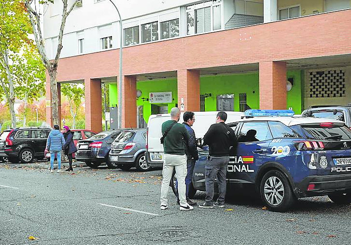 La policía ayer en el escenario de uno de los atracos de Badajoz.