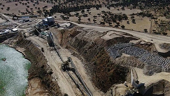 Empresa y sindicatos pactan un ERE en la mina de La Parrilla con 49 despidos