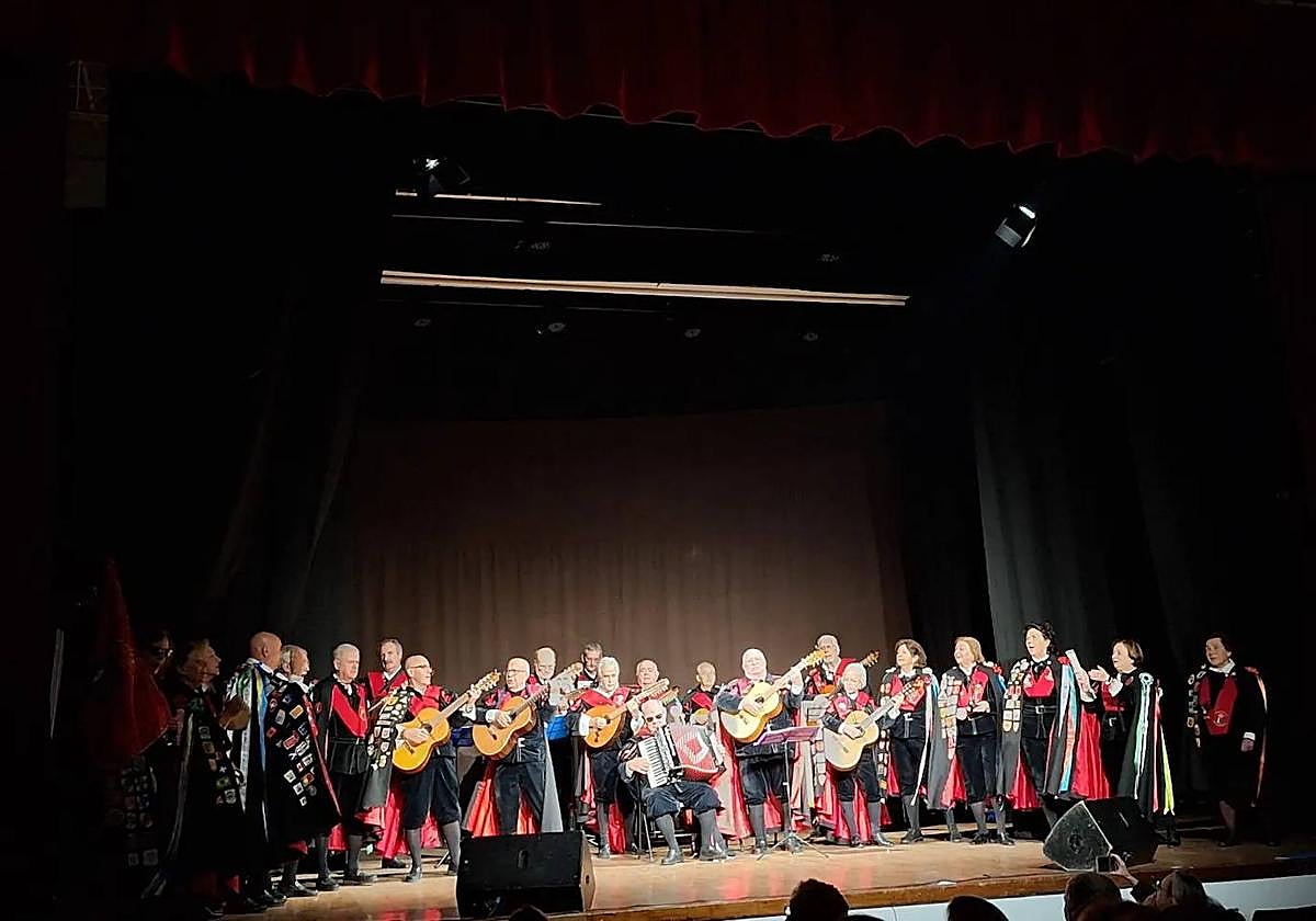 Momento de la actuación de la Tuna de la Universidad de Mayores de Extremadura, el pasado viernes, 24 de noviembre.