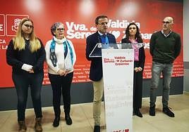 Gallardo acompañado de miembros del PSOE de Villanueva en la rueda de prensa de esta mañana.
