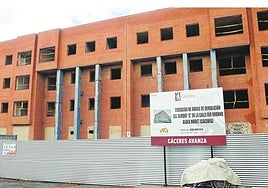 Fachada del bloque C en la calle Ródano, en donde han empezado las tareas previas a la demolición.