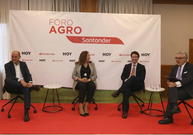 José Ignacio Moríñigo (Ibercom); Lorenza Ruiz (Banco Santander) y Jesús Serrano (Arram Consultores), junto al moderador del debate en el Foro Agro, el periodista Luis Expósito.