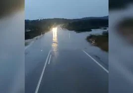 Salto de agua en la carretera entre Alburquerque y San Vicente de Alcántara.