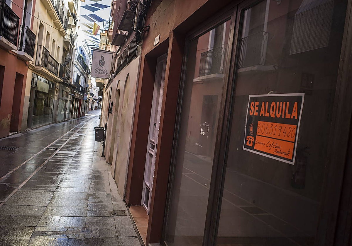 Cartel de 'Se Alquila' en un local de la calle San Juan en una imagen de archivo.
