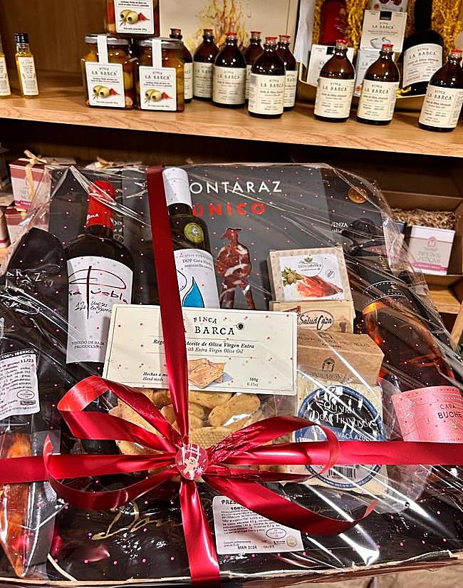 Cesta elaborada por Mario Fagúndez, de la tienda gourmet 'Tu Rincón'.