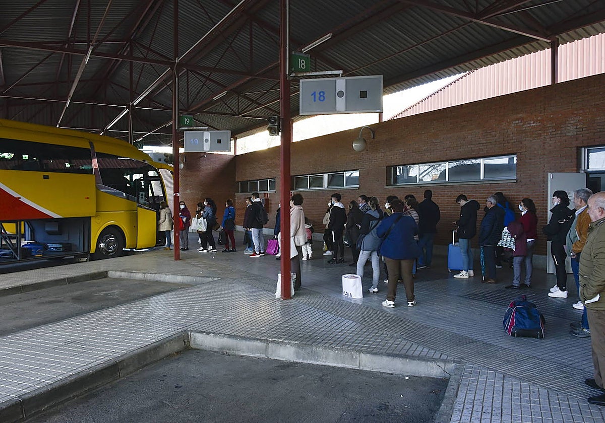 Viajeros en la estación de Mérida el primer día de aplicación de la medida este año.