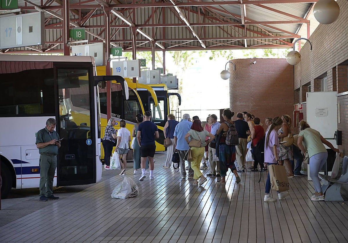 Usuarios del transporte por carretera en la estación de Badajoz.
