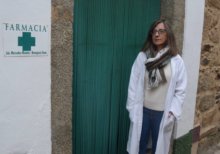 Mercedes Méndez-Benegassi en la puerta de su farmacia en Conquista de la Sierra, en Cáceres.