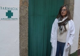 Mercedes Méndez-Benegassi en la puerta de su farmacia en Conquista de la Sierra, en Cáceres.