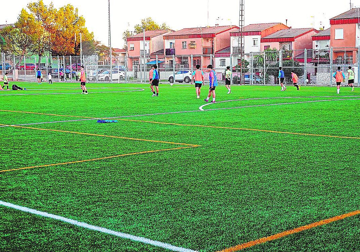 Niños entrenando esta semana en el campo de fútbol del Cerro de Reyes.