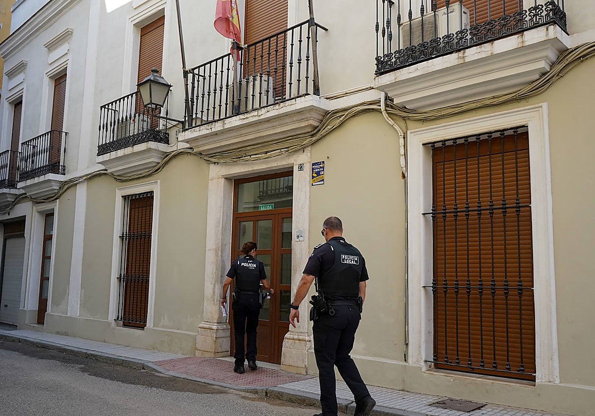 Agentes de Policía Local acceden a las oficinas de la calle Montesinos.