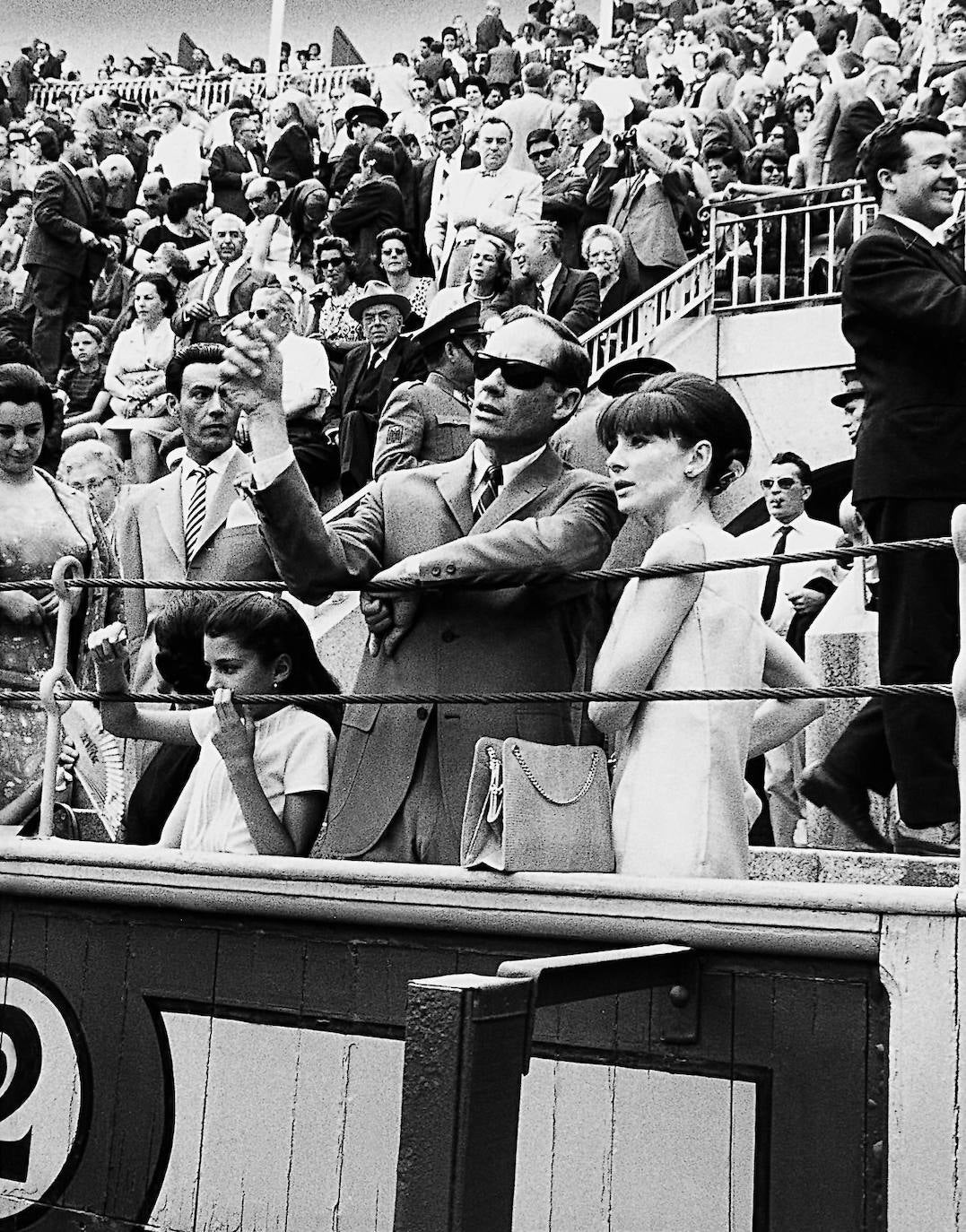 El matrimonio viendo los toros en la Feria de Málaga en 1964.