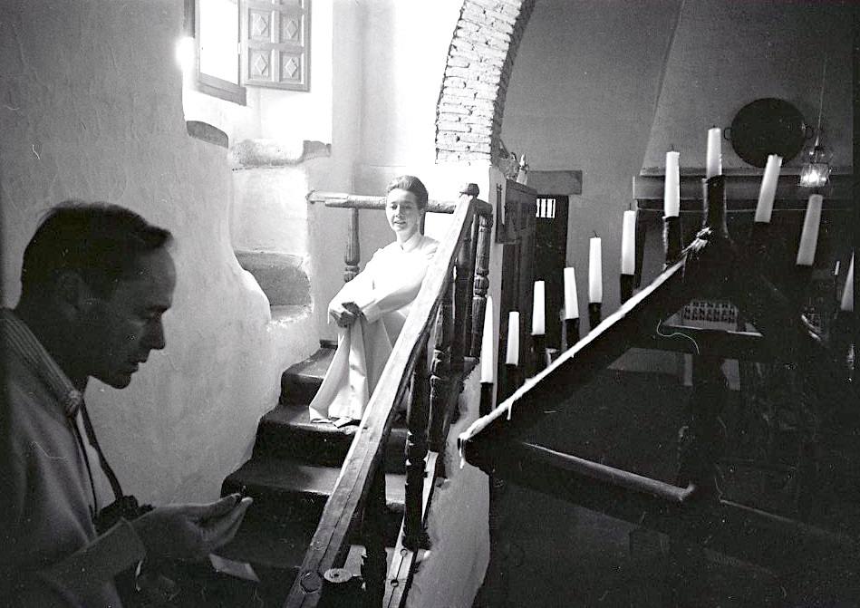 Foto de Audrey Hepburn que muestra a su marido Mel Ferrer fotografiando a Aline Griffith en el comedor de Pascualete.