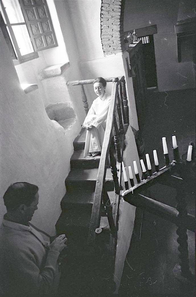 Foto de Audrey Hepburn que muestra a su marido Mel Ferrer fotografiando a Aline Griffith en el comedor de Pascualete.