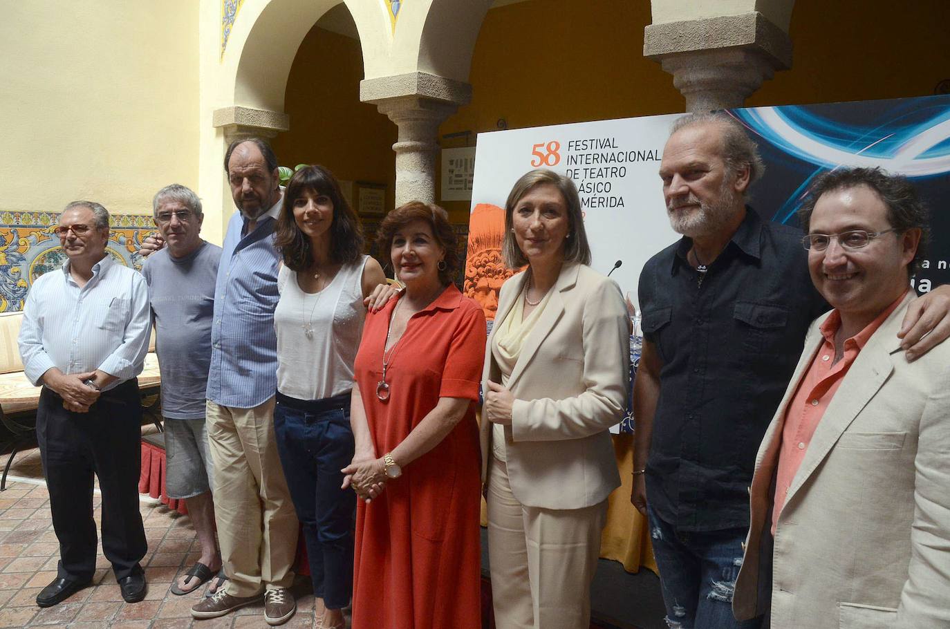 Los actores José María Pou, Maribel Verdú, Concha Velasco, junto a la entonces consejera de Cultura Trinidad Nogales, Lluis Homar y el productor Jesús Cimarro en la presentación de la obra 'Hélade' que abrió en 2012 el Festival de Teatro de Mérida. 