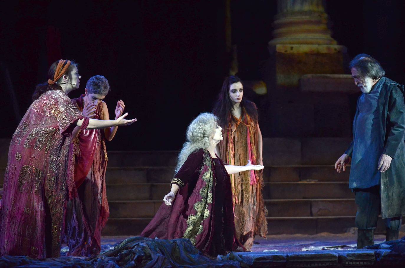 Concha Velasco, en su poderosa interpretación de 'Hécuba' en 2013. La obra de José Carlos Plaza se despidió del festival con la ovación final del público y un balance récord: 20.216 espectadores en los diez días de función. 