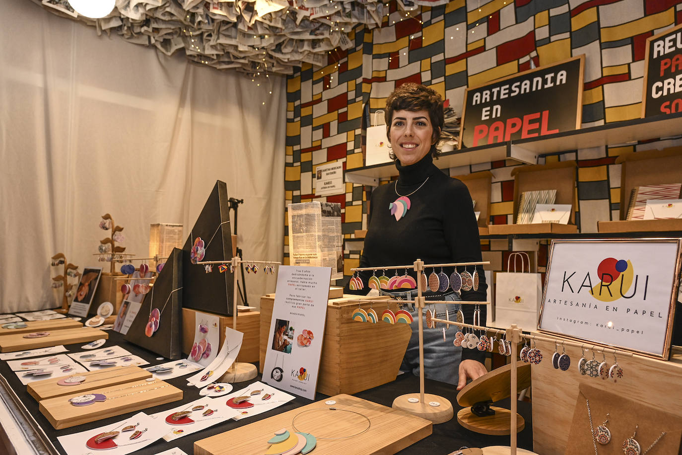 Maricarmen Piñero hace a mano pendientes, colgantes y collares con papel .