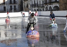Varios jóvenes disfrutan de la pista de patinaje en la Plaza, que este sábado funcionó de nuevo con normalidad.