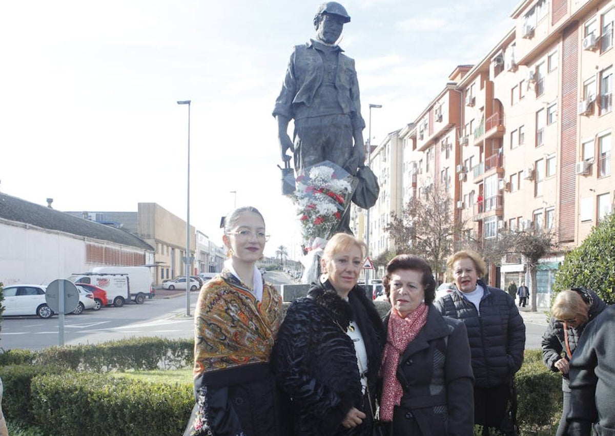 Imagen secundaria 1 - Arriba, Antonio del Amo, presidente de Amam, junto a los participantes en el homenaje. Debajo, Laura, bisnieta de minero, Isidora, nieta, y Nina, hija, junto a la estatua. La actuación musical de la asociación de folclore amenizó la mañana. A. M.