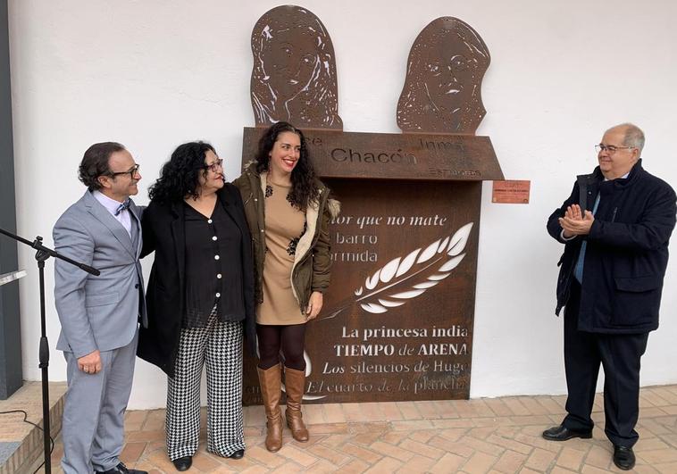 Inma, junto con la hija de Dulce, María, el alcalde y el presidente del CIT tras descubrir la figura