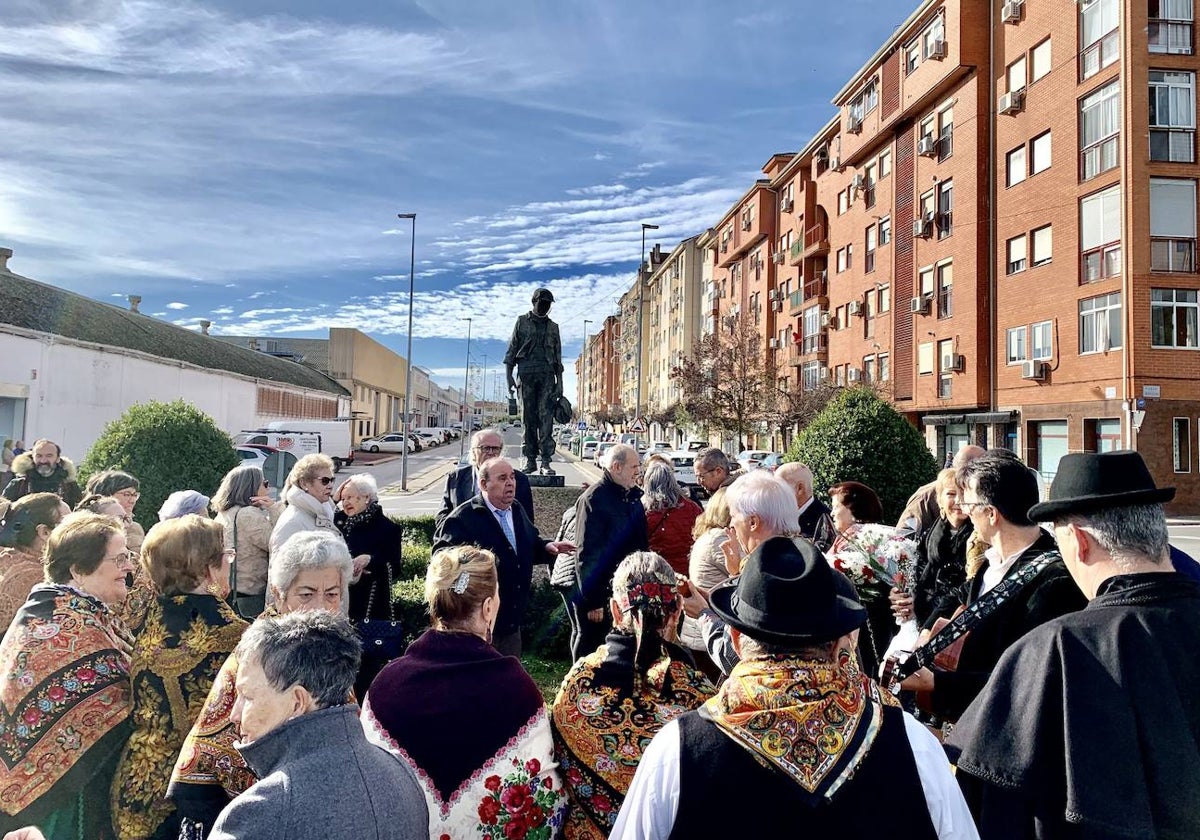 Un momento del homenaje en el corazón de Aldea Moret, junto a la estatua del minero.