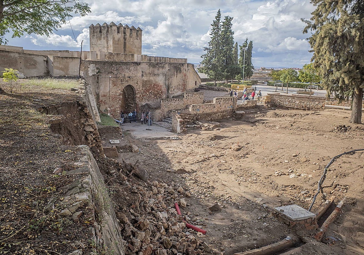 Obras en la Alcazaba, paralizadas por la aparición de restos arqueológicos.