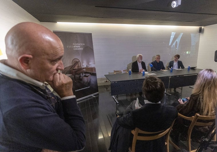 El chef Toño Pérez observa la presentación del festival este lunes en Atrio.