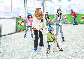 La pista de hielo que se ha instalado en la plaza de la República.