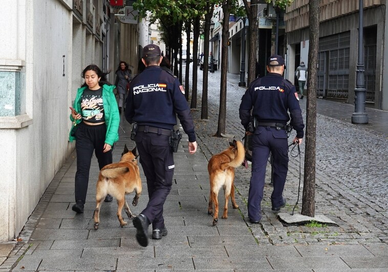El aumento de patrullas policiales ya se percibe en el Casco Antiguo de Badajoz