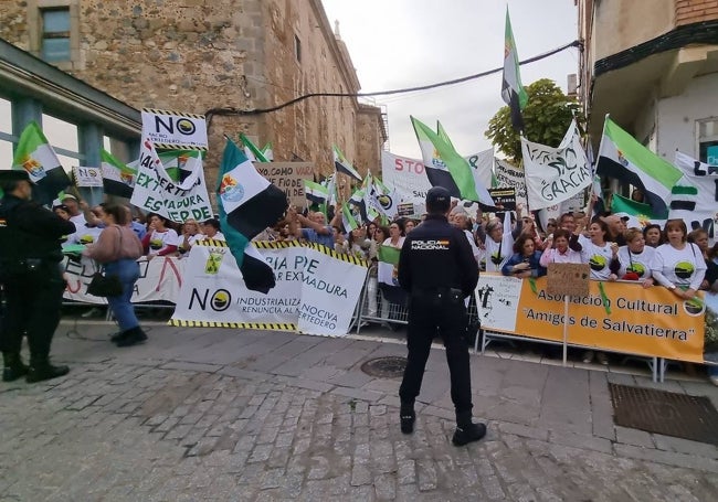 Protesta de vecinos de Salvatierra delante de la Asamblea de Extremadura por el proyecto del macrovertedero en octubre del año pasado.