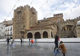 Imagen de archivo de la pista de hielo colocada en la Plaza Mayor.