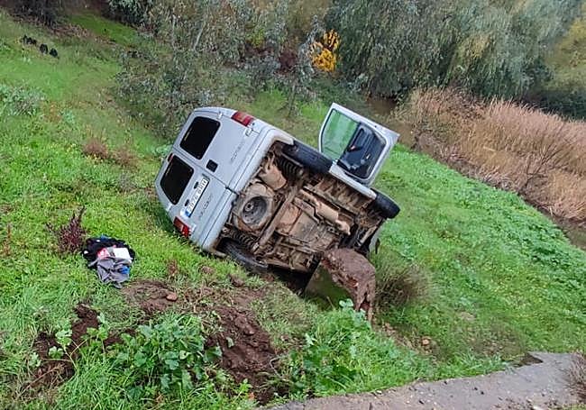 El vehículo sufrió daños materiales.