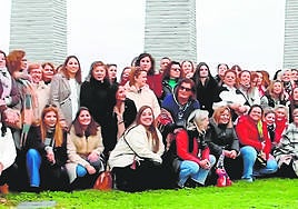 Miguel Ángel Gallardo, con las militantes socialistas en el encuentro en Mérida.