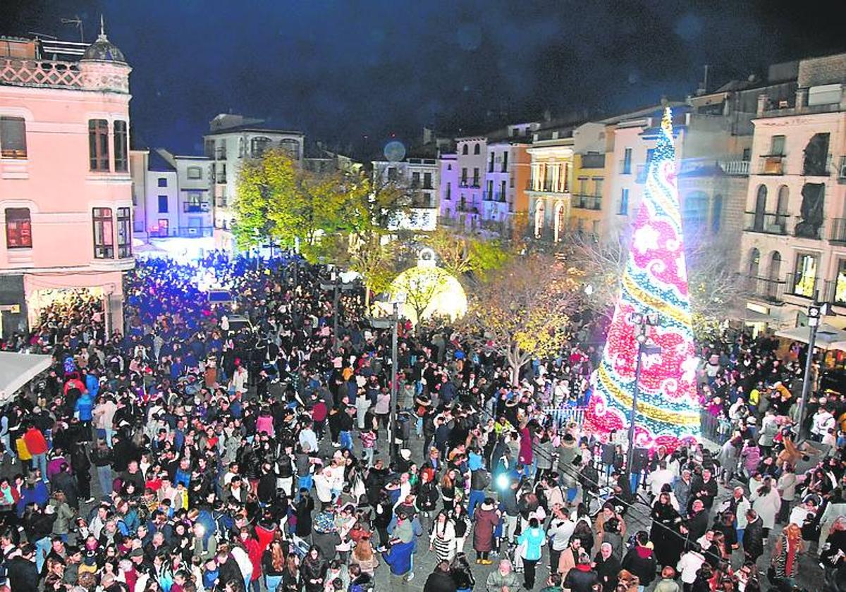 La Plaza Mayor se llenó para disfrutar de las primeras luces.