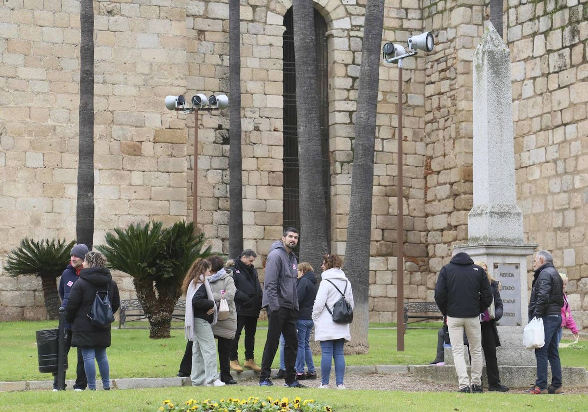 Un grupo de turistas esta mañana junto a la Alcazaba, en Mérida.