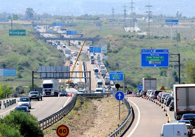 Retenciones en la confluencia de la A-5 con la A-66 a la altura de Mérida en una imagen de archivo.