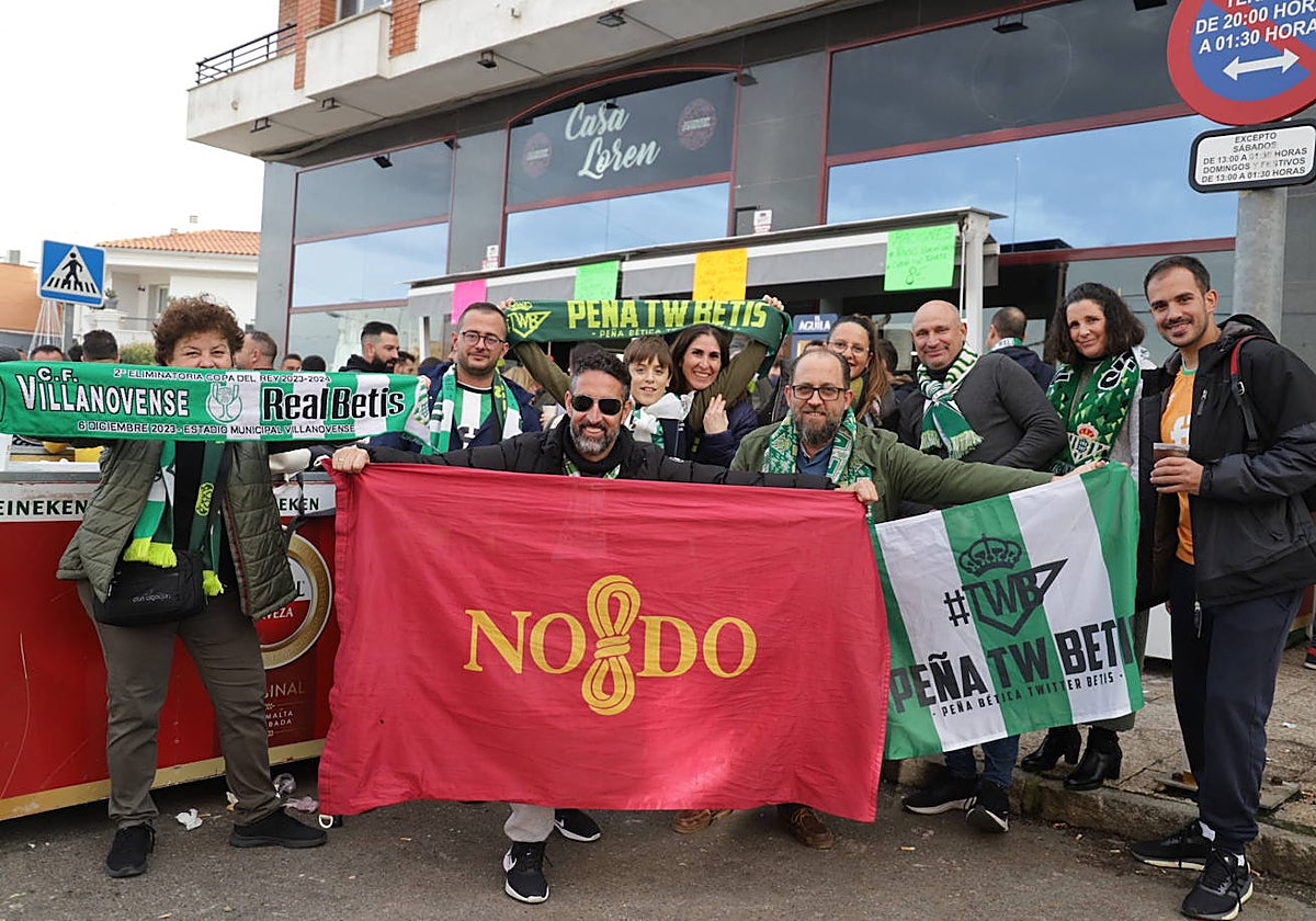 Aficionados del Betis en la previa del partido en el Municipal Villanovense.