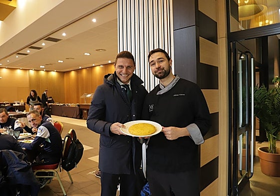 Joaquín pudo degustar la tortilla de patatas del cocinero Adrián Cuevas.