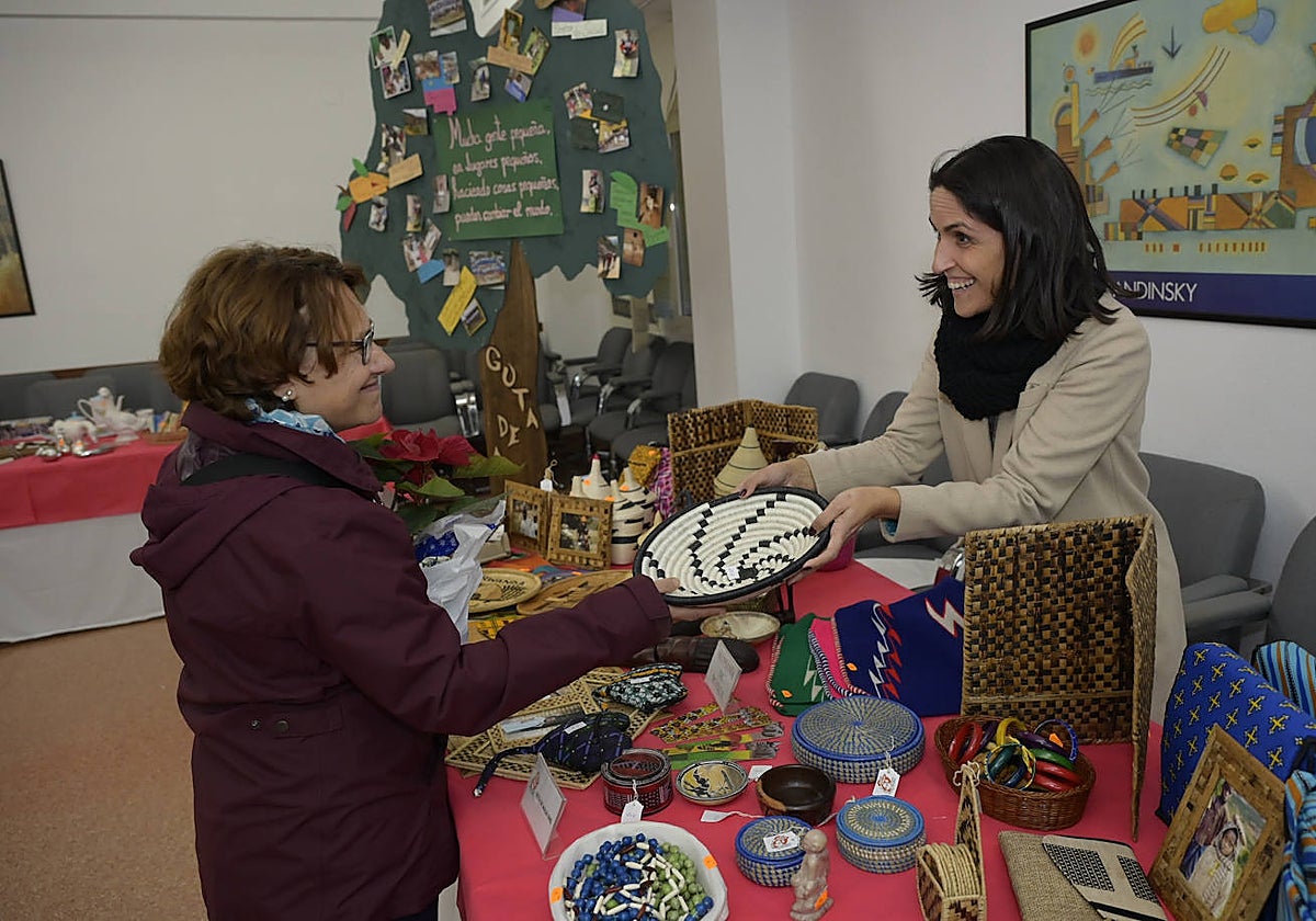 Mercadillo navideño solidario en el parroquia de San Roque.