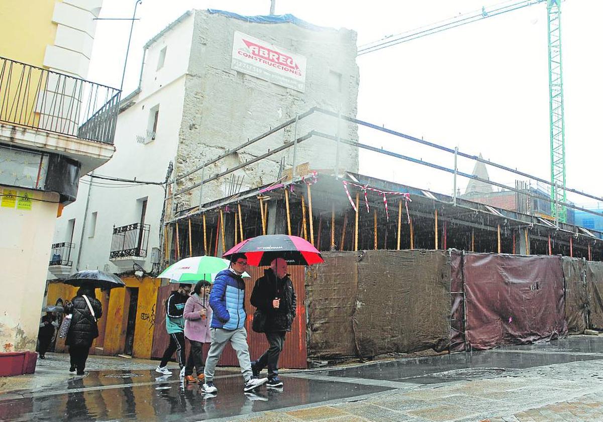 La obra del hotel de Godoy recupera las Cuatro Esquinas en la plaza del  Duque de Cáceres | Hoy