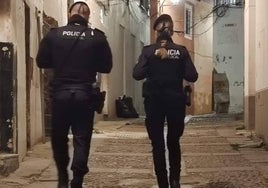 Dos agentes de la Policía Local de Badajoz, en el casco antiguo de la ciudad.