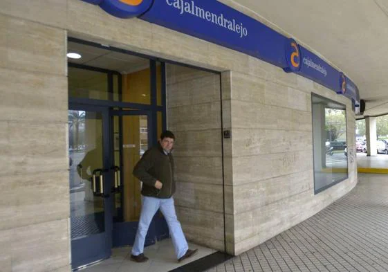 El número de oficinas bancarias cae en la región a pesar de los planes de las diputaciones