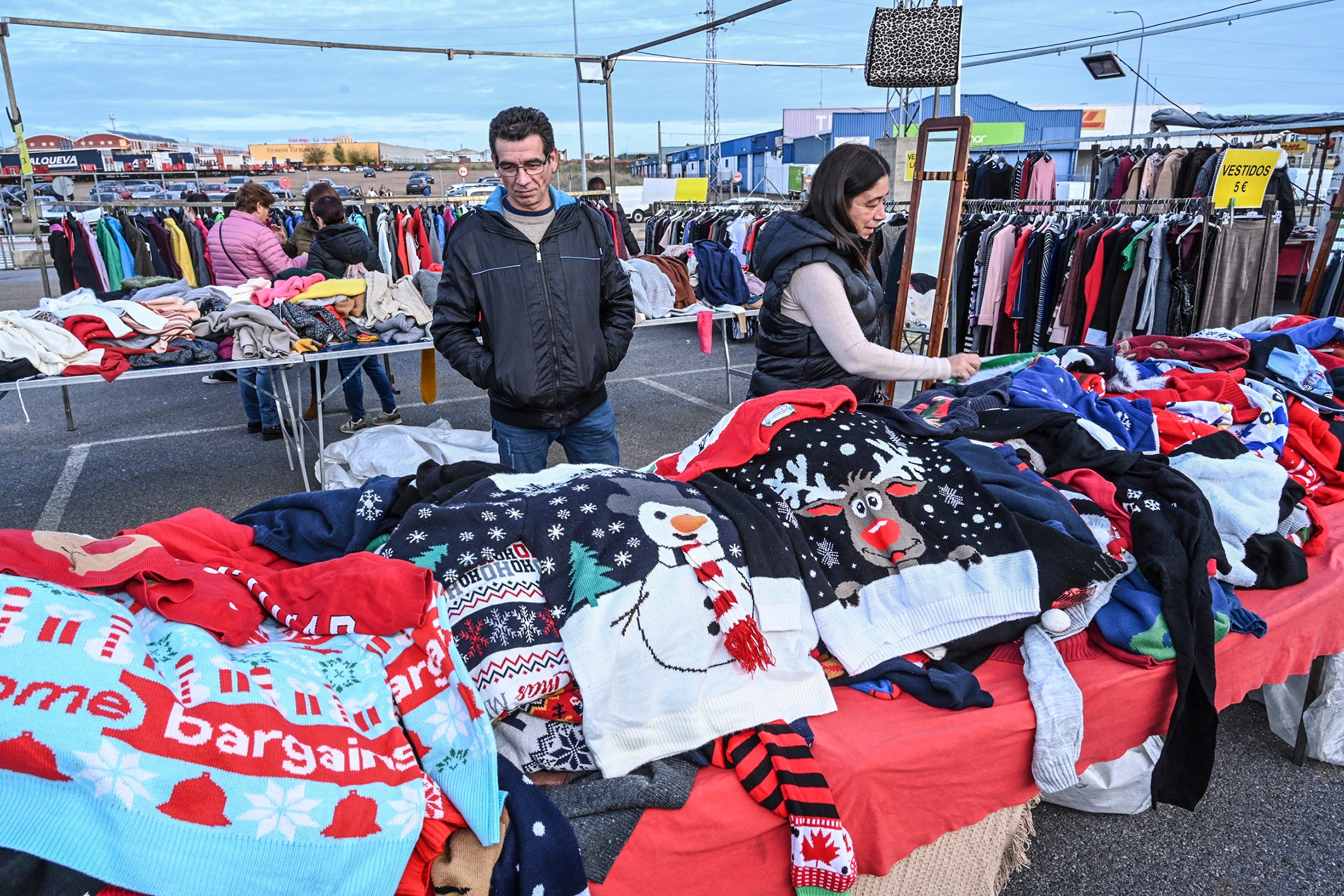 Los clientes buscan ropa navideña para estas fiestas.