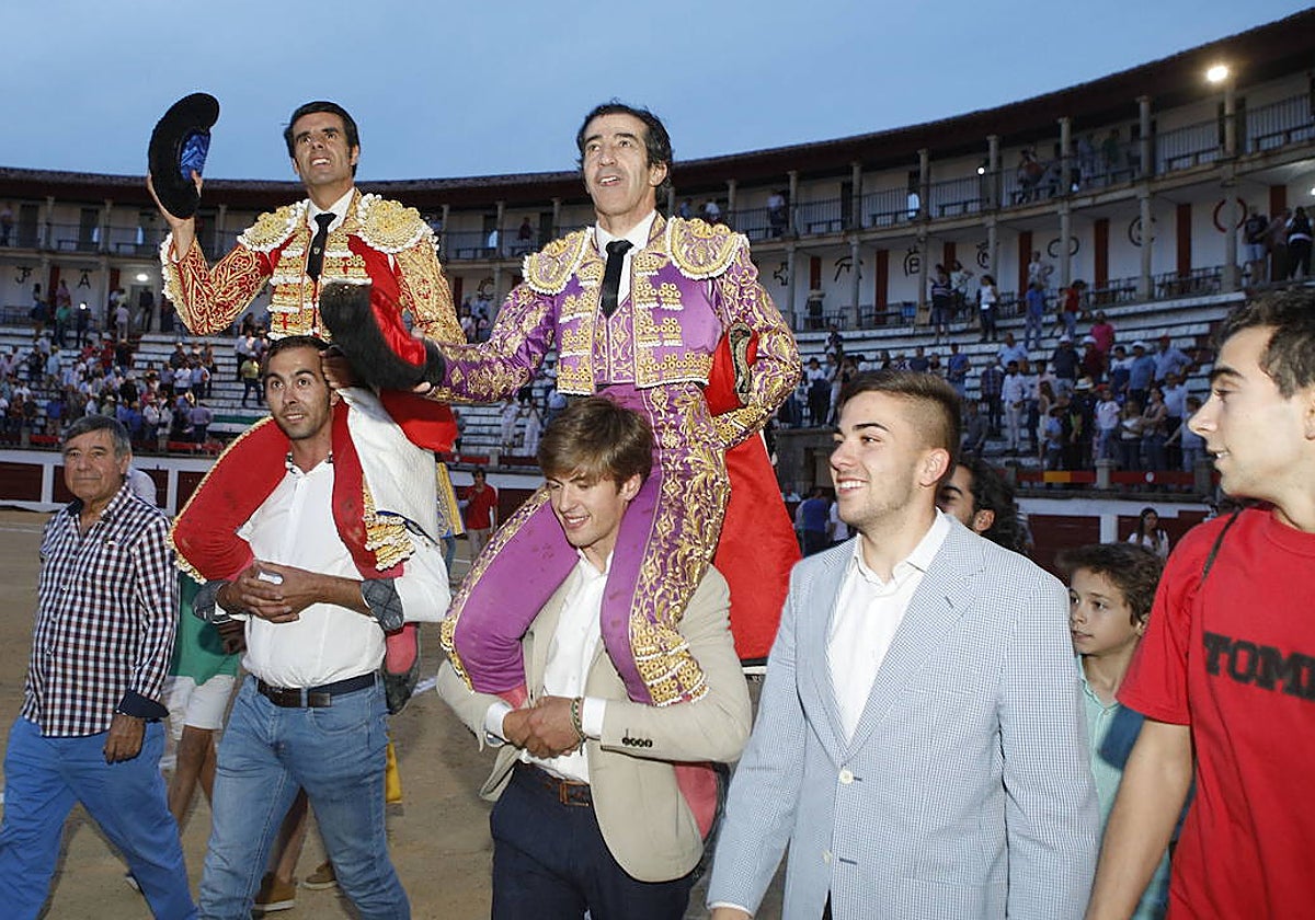 Emilio de Justo y Juan Mora a hombros el 2 de junio de 2019, en el último festejo taurino celebrado hasta ahora en Cáceres.
